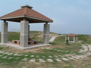 從觀海別墅旁的小路可以彎上觀星公園，山上有幾座石造涼亭可以鳥瞰山水漁港