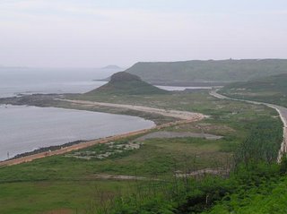 這是在赤馬五孔頂上頭遠眺牛心山的畫面，牛心山再過去一點就是海軍陸戰隊的營區囉！