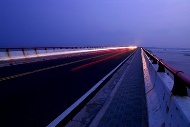 即將入夜的跨海大橋
