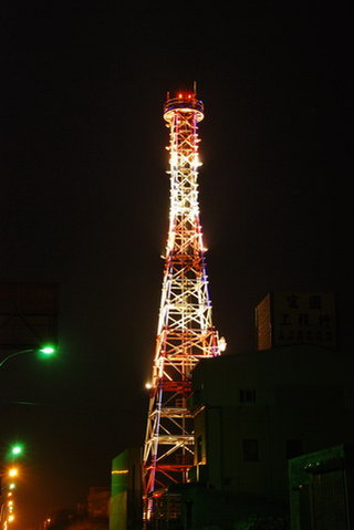 進入山水前的山水鐵塔夜間投射燈光