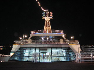 夜晚登上菊島之星二樓露天甲板，是在馬公市鬧區中找個安靜地方看月色兼約會的好地方