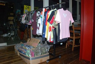 披薩屋門口販售的T-shirt