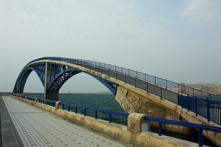 虹橋靠近海堤旁有一條人行步道，但沒有與另一端銜接