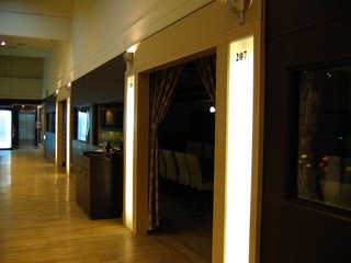 除了寬廣空間外，兩旁還有數個大小包廂