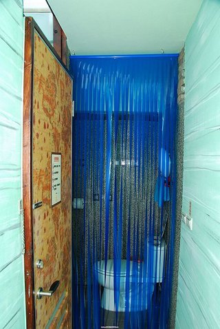 浴室出口通往主臥室