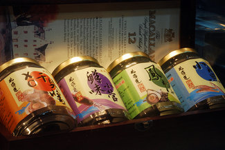 用體面紙盒裝著的干貝醬四合一組