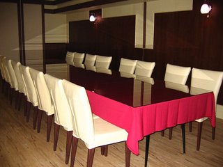 包廂空間使用長條桌椅，適合多人聚餐