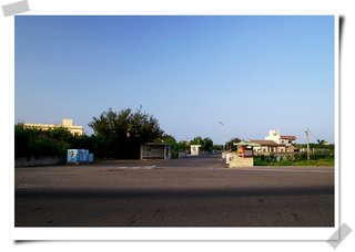 這裡彎進去就是瓦硐村,遊客搭牛車的地方就在前方公車亭旁