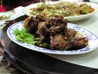 蜜汁雞腿，雞肉結實，蜜汁完整滲入雞肉內，所以外皮與裡頭的雞肉都十分入味，大啖了好幾隻呢