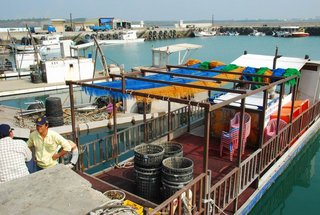搭載遊客到海上平台的海上牧場竹筏