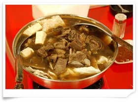 藥燉羊肉爐，湯頭濃郁的香氣非常適合冬令進補