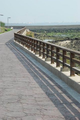 石泉海堤通往菜園社區的海堤道路