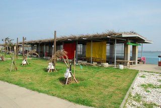 海堤旁此處為東安海上牧場的烤牡蠣區