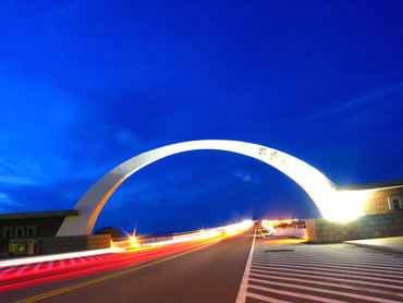 這是夜晚打上光束後的跨海大橋