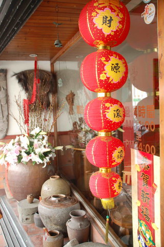 門口的裝飾物，有澎湖傳統的甕、缸等器具