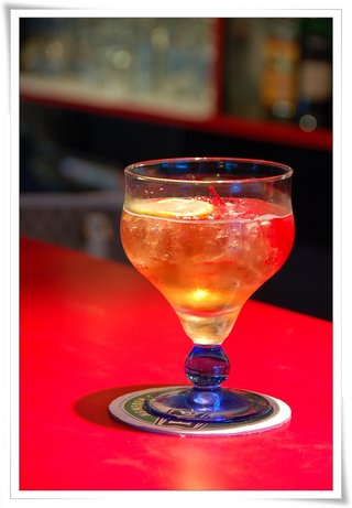 水果酒，喝起來有酸酸甜甜的水蜜桃滋味