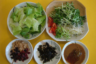 製作沙拉的食材新鮮度十足