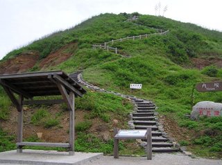 蜿蜒的木棧道是這兩年新鋪設，以前要登上山頂去得爬著碎石路的陡坡，比現在更驚險刺激