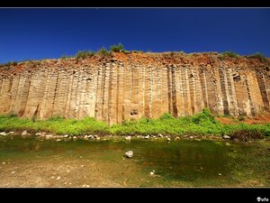大果葉的玄武岩色澤偏黃，和澎湖其他地區的黝黑玄武岩不同，主因是土質與出土時間較晚