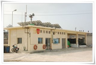 東吉島目前採取發電機發電，這就是港口的發電機房