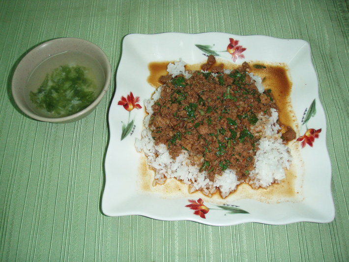 泰式拋肉飯全景