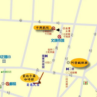 蒙地卡羅咖啡館飲身在小巷子內