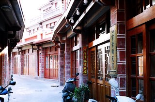 兩旁新建的仿古建築有些會以民宿方式經營