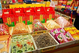 店內幾乎包羅了澎湖所有品牌的乾產土產