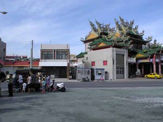 照片中右方的村廟旁有公用廁所可以使用