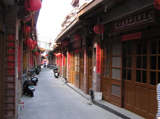 中央街自從改建後，刻意營造出古色古香的老街氣氛，但新穎的建材卻讓老街氣氛打了對折，有點可惜