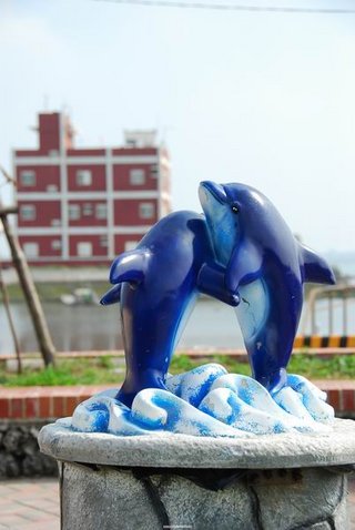 小公園內的海豚標誌