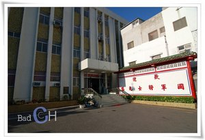 國軍英雄館入口處，門口廣場為自有的停車場