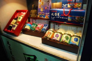 大順商行：門口櫥窗陳列老闆得意之作的干貝醬