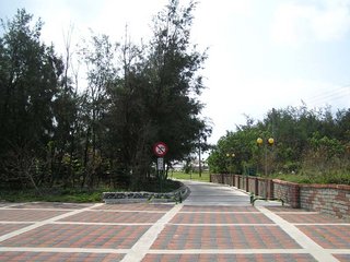 懶人車道：這是停車場右方的通道，機車可以直行到沙灘中段，少走一段路