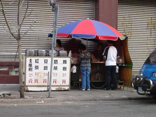 除了飯糰以外，他們的豆漿跟奶茶也是很多澎湖人的最愛
