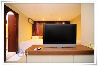 液晶電視也有小巧思,可以360度翻轉不管在床上、沙發都能看