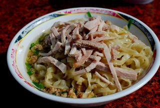 乾麵麵條Q有彈性，肉絲夠份量，清爽中帶著肉香，拌上辣椒更是入味
