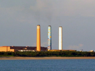 彩繪中的尖山電廠煙囪