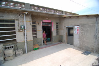 池東枕頭餅的民宅正面(2009年更新)