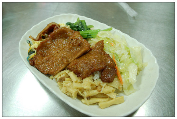 配菜豐富的燒肉飯只要55元