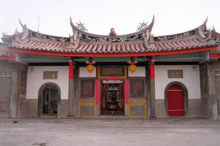 觀音亭之所以稱作觀音亭，就是因為這座佇立於觀音亭旁的觀音廟，觀音廟本身就是古蹟，內部狹小，但斑白的牆壁、古色古香的擺設，這才是古蹟該呈現的味道。不過觀音廟也於2006年稍微整修，倒不知道整修後的狀況