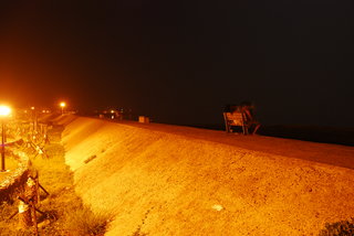 山水海堤夜晚時總是會在木椅上坐滿乘涼看海的遊客或當地村民