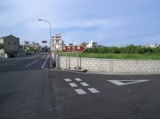 看見這個路標後別進入，先直騎到7-11右轉，沒多久就能看見李家炸雞的招牌