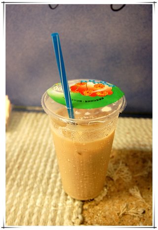 招牌摸乳茶，由牛奶、風茹及其他四種澎湖植物特調而成