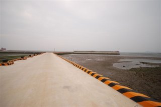 堤防上舊的風車已經拆卸泰半