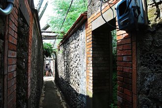 古制隘門是有木門可在盜賊入侵時關門禦敵