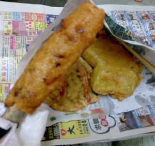 用肋骨串成棒的魚粿