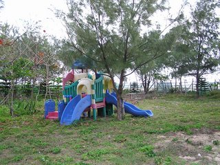 沙灘旁設立了幼兒溜滑梯