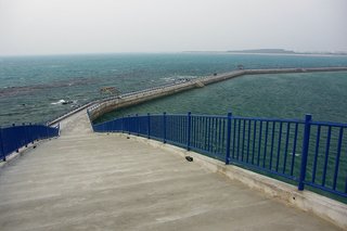 虹橋橋身幾乎為鋼鐵建築，走在橋上，偶爾會傳來頗大的震動