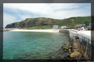東吉嶼碼頭旁的白色沙灘